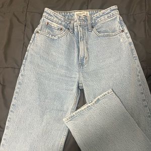 Abercrombie Curve Love 90s Relaxed Jean
